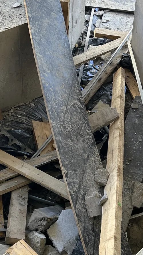 BuildFind defect capture screen — adding a photo, short description, and assignee on a phone, ready to send to a subcontractor.